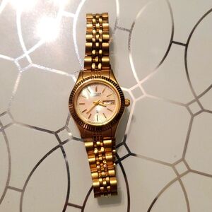 Vintage genuine Citizen gold tone ladies watch with 25mm mother of pearl face.